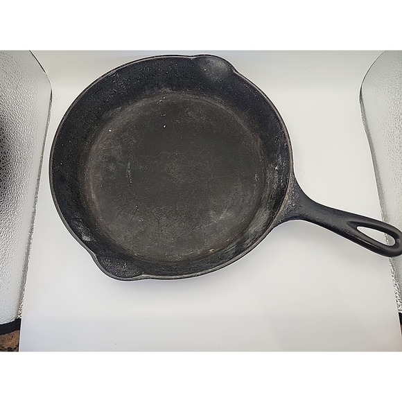 Griswold Cast Iron Skillet #7 701, Double Spout, Large Block Logo - Picture 3 of 7